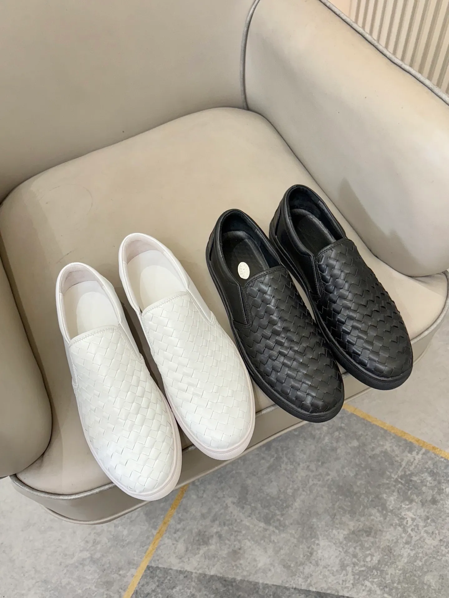 P420. BV men's casual shoes, handsome and versatile low-top shoes, woven cowhide upper, pigskin lining for the feet, 🌺🌺perfect shoe last, 🌲🌲 fashionable and handsome, comfortable on the feet, 🚗🚗wear-resistant and non-slip rubber outsole. Code number: 38-44. 45 is custom-made and cannot be returned or exchanged